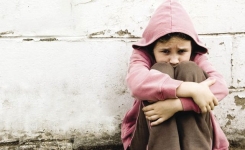 Enfants sensibles ou résilients : comprendre leur réaction face aux paroles des parents