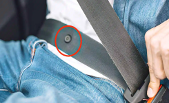 À quoi sert le petit bouton sur la ceinture de sécurité ?