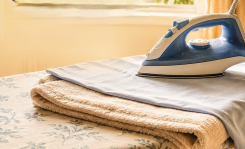 L'astuce de la serviette pour repasser plus efficacement pendant les fortes chaleurs