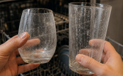 Pourquoi les verres blanchissent-ils au lave-vaisselle ?