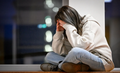 Voici la période où l’on se sent le plus “perdu dans sa vie”, selon le psychiatre Christophe Fauré