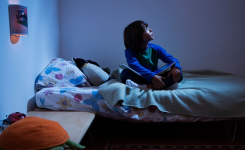 À quel âge un enfant peut-il rester seul une nuit entière ?