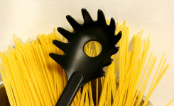 Pourquoi y a-t-il un trou dans les cuillères à spaghetti ?