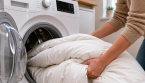 Comment laver une couette quand elle ne rentre pas dans la machine ? Les solutions simples et efficaces