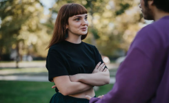 Que révèle le fait de croiser les bras pendant une conversation ?