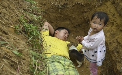 L’histoire bouleversante d’un père chinois : creuser la tombe de sa fille par amour
