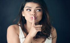 « Moins on en dit, mieux on se porte » : la science confirme que savoir se taire peut rendre plus heureux