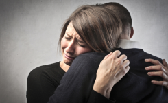 Ces petites choses qu’on pardonne au début d’une relation… mais qui deviennent insupportables avec les années