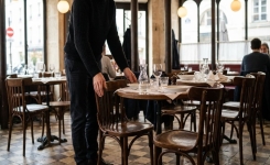 Que signifie le fait de ranger sa chaise après avoir quitté la table ?