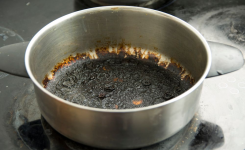 Comment éliminer facilement le brûlé au fond d’une casserole