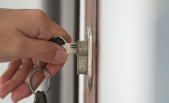 Les personnes qui vérifient plusieurs fois que la porte est fermée ont souvent ces 4 traits de personnalité