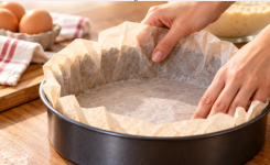 L’astuce toute simple pour que le papier cuisson reste enfin en place dans le moule