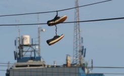 Quelle est la signification des chaussures accrochées à une ligne électrique ?