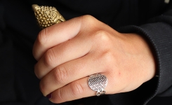 Pourquoi certaines femmes portent une alliance au petit doigt ?