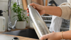 Comment nettoyer une bouteille en verre impossible à atteindre à l'intérieur