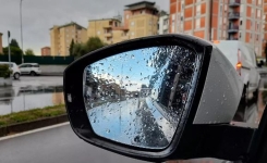 Ce bouton discret peut améliorer la visibilité de vos rétroviseurs sous la pluie