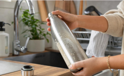 Comment nettoyer une bouteille en verre impossible à atteindre à l'intérieur