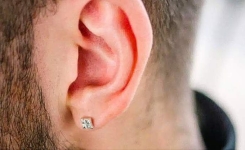 Le message caché derrière une boucle d’oreille masculine