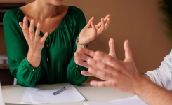 Pourquoi certaines personnes parlent-elles autant avec leurs mains ?