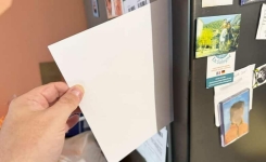 Vérifier votre frigo avec une feuille de papier pour éviter le gaspillage d’électricité