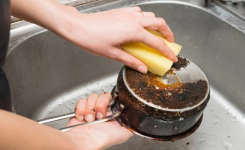 ✨ 2 ingrédients suffisent pour nettoyer et faire briller les poêles encrassées